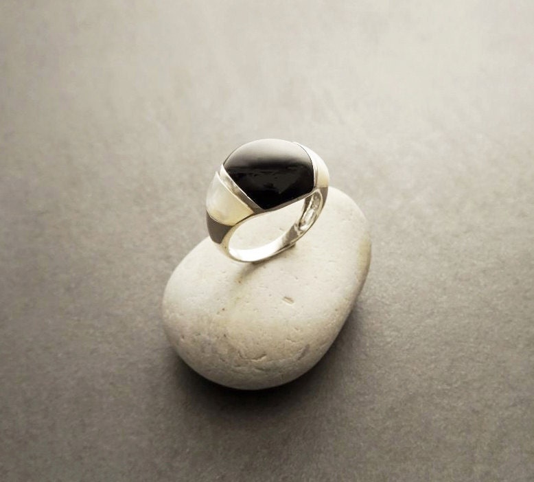 Black Domed Ring Sterling Silver, Domed Band jewelry, Bicolor Two tones Stones White Mother of Pearl, Onyx Stone, Minimalist Modern Design