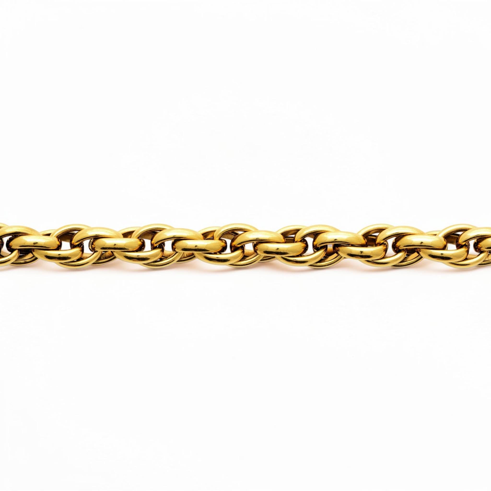 Focus view of the bracelet
Product type: bracelet
Material: 18K gold filled
Length : 20cm
Width : 8mm
Clasp : Magnetic
Style: chunky rounded link chain
Color: yellow gold
Look: bold, polished, minimalist, elegant
Best for: everyday wear, gifting, layering, statement styling