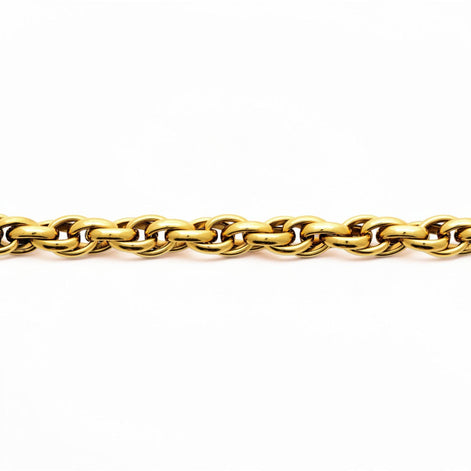 Focus view of the bracelet
Product type: bracelet
Material: 18K gold filled
Length : 20cm
Width : 8mm
Clasp : Magnetic
Style: chunky rounded link chain
Color: yellow gold
Look: bold, polished, minimalist, elegant
Best for: everyday wear, gifting, layering, statement styling