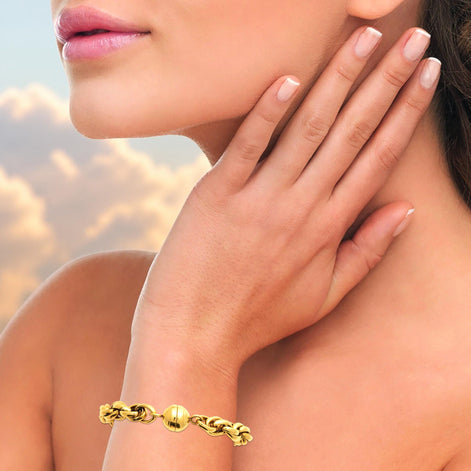 Global view of the bracelet worn by a woman
Product type: bracelet
Material: 18K gold filled
Length : 20cm
Width : 8mm
Clasp : Magnetic
Style: chunky rounded link chain
Color: yellow gold
Look: bold, polished, minimalist, elegant
Best for: everyday wear, gifting, layering, statement styling