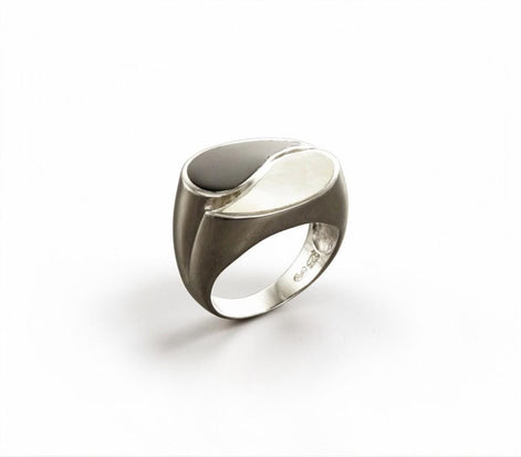 Yin Yang Ring - Black & White Ring - Sterling Silver - size 5.5 US - Mother of Pearl - Black Onyx - Modern Ring - Design Ring .