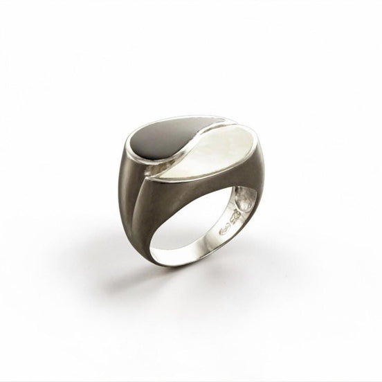 Yin Yang Ring - Black & White Ring - Sterling Silver - size 5.5 US - Mother of Pearl - Black Onyx - Modern Ring - Design Ring .