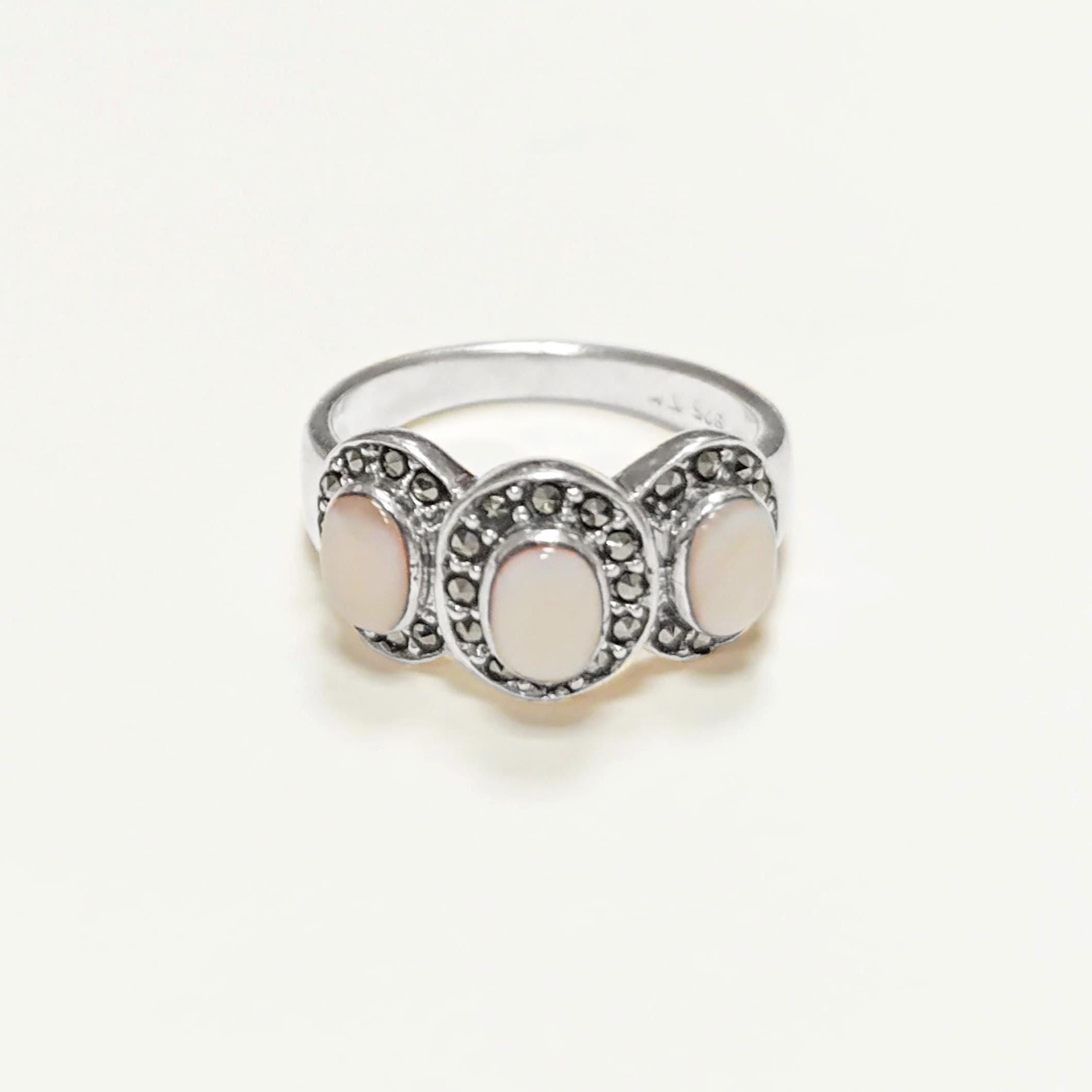 Small Vintage 925 Sterling Silver Ring, Mother of Pearl and Marcasite Stones, 3 Ovals.