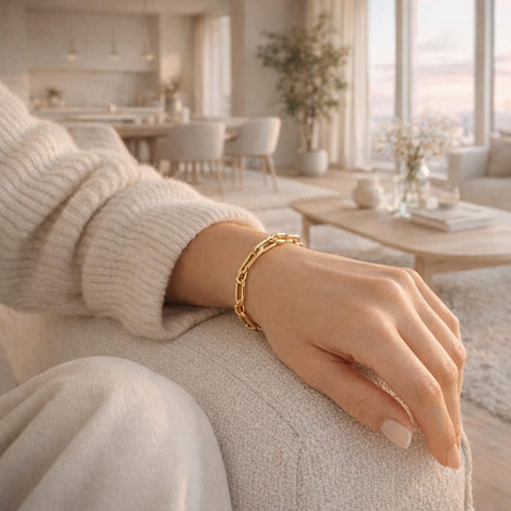 View of the bracelet worn by a woman
Product type: bracelet
Material: 18K Gold Filled, stainless steel base
Color: yellow gold
Style: modern, elegant, minimalist, slightly bold
Design details: rectangular link chain, paperclip-style link, polished finish, lobster clasp
Best for: everyday wear, layering, gifting, modern jewelry lovers, statement minimal styling
