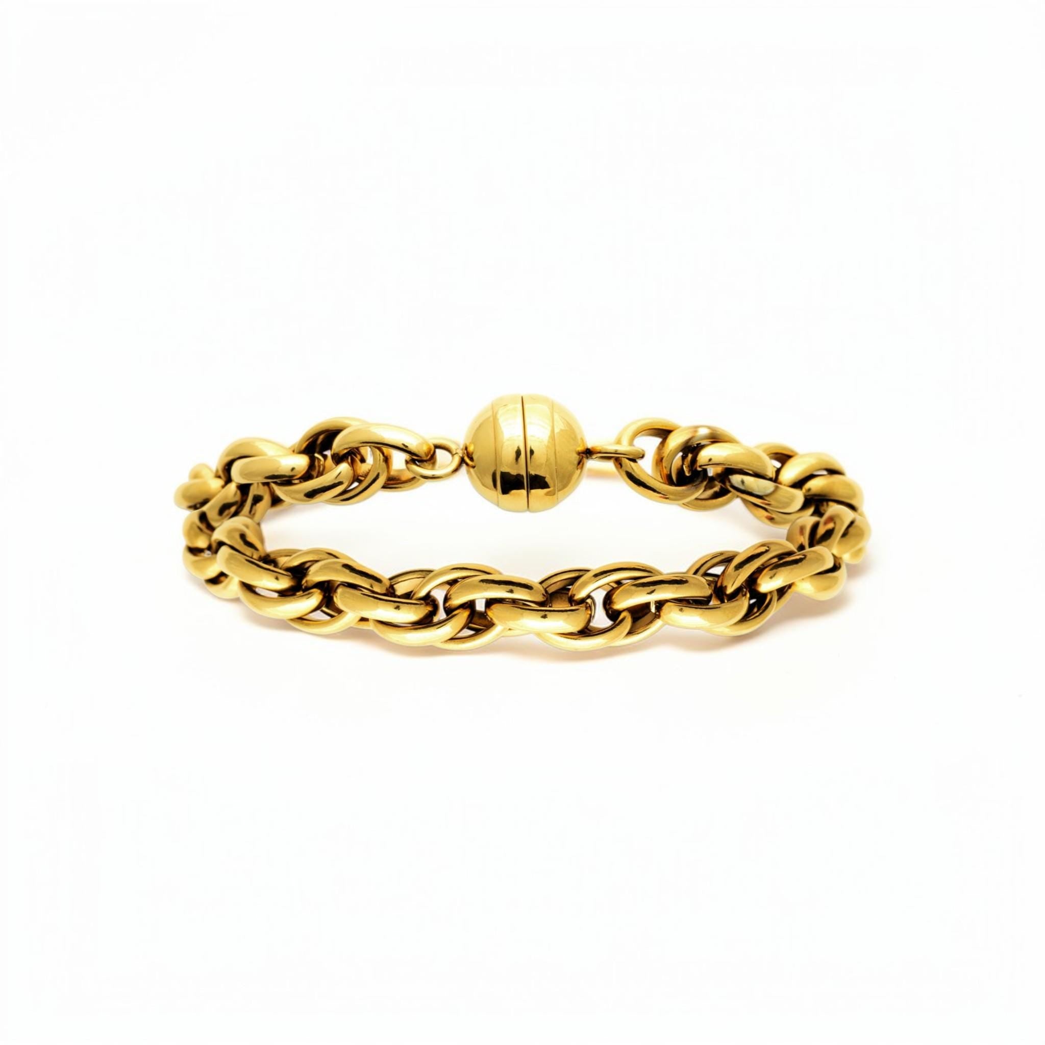 Global view of the bracelet
Product type: bracelet
Material: 18K gold filled
Length : 20cm
Width : 8mm
Clasp : Magnetic
Style: chunky rounded link chain
Color: yellow gold
Look: bold, polished, minimalist, elegant
Best for: everyday wear, gifting, layering, statement styling