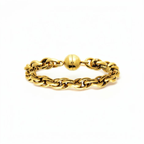 Global view of the bracelet
Product type: bracelet
Material: 18K gold filled
Length : 20cm
Width : 8mm
Clasp : Magnetic
Style: chunky rounded link chain
Color: yellow gold
Look: bold, polished, minimalist, elegant
Best for: everyday wear, gifting, layering, statement styling