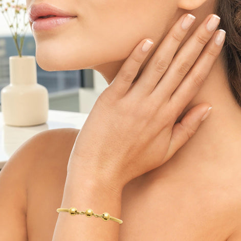 A Minimalist 18K Gold Filled Snake Chain with Triple Bead, worn on a woman hand.
Product type: bracelet
Material: 18K gold filled, stainless steel
Length : adjustable 18-20cm
Width : 3mm
Clasp : lobster clasp
Color: yellow gold
Style: minimalist, dainty, elegant
Design details: snake chain, three polished beads, twisted connector detail
Best for: everyday wear, layering, gifting, minimalist jewelry lovers