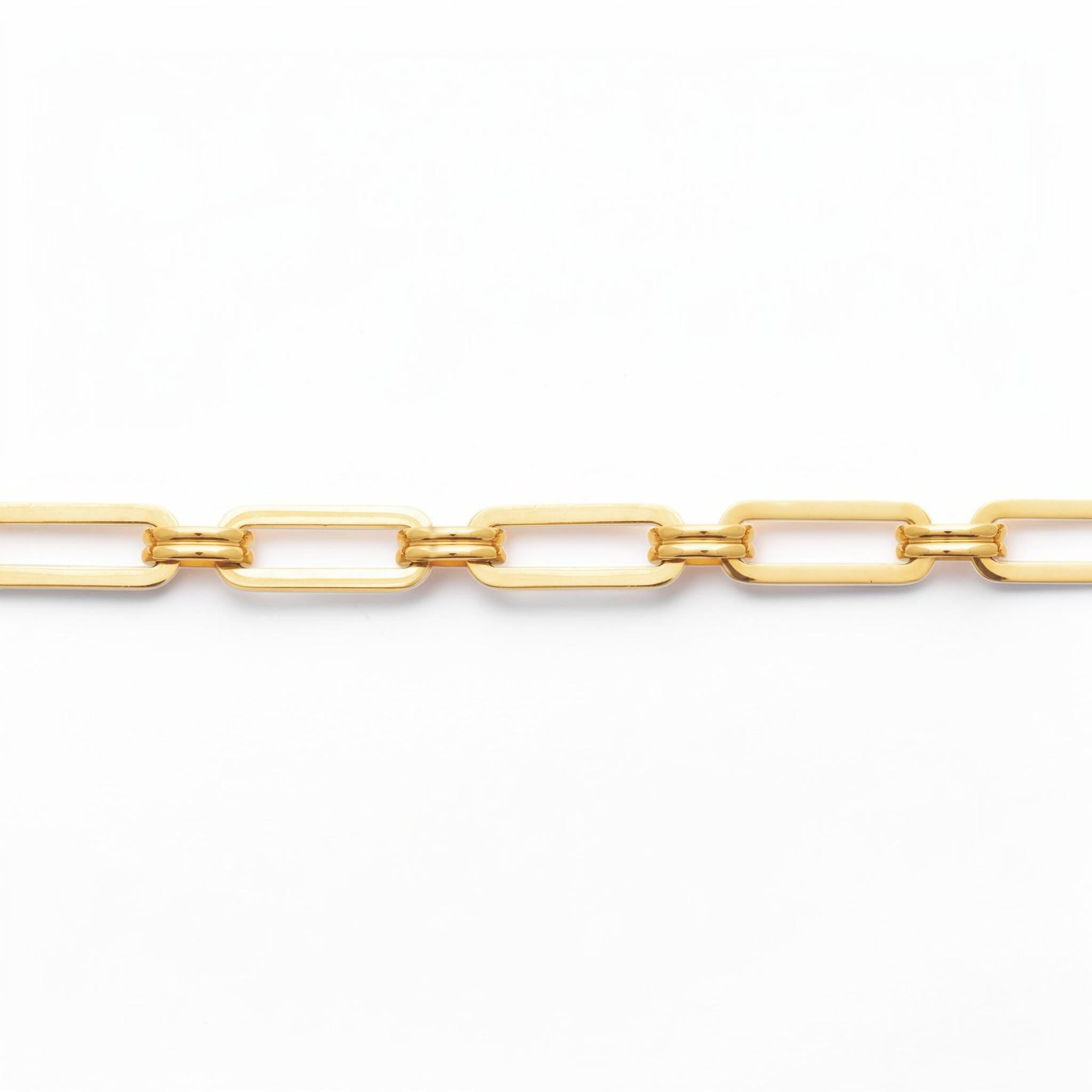 Focus on a 18K Gold Filled Paperclip Bracelet lay.
Product type: bracelet
Material:  18K Gold Filled, stainless steel base
Color: yellow gold
Style: minimalist, modern, elegant
Design details: elongated rectangular paperclip links, polished finish, geometric chain design, lobster clasp
Best for: everyday wear, layering, gifting, minimalist jewelry lovers, modern capsule wardrobes