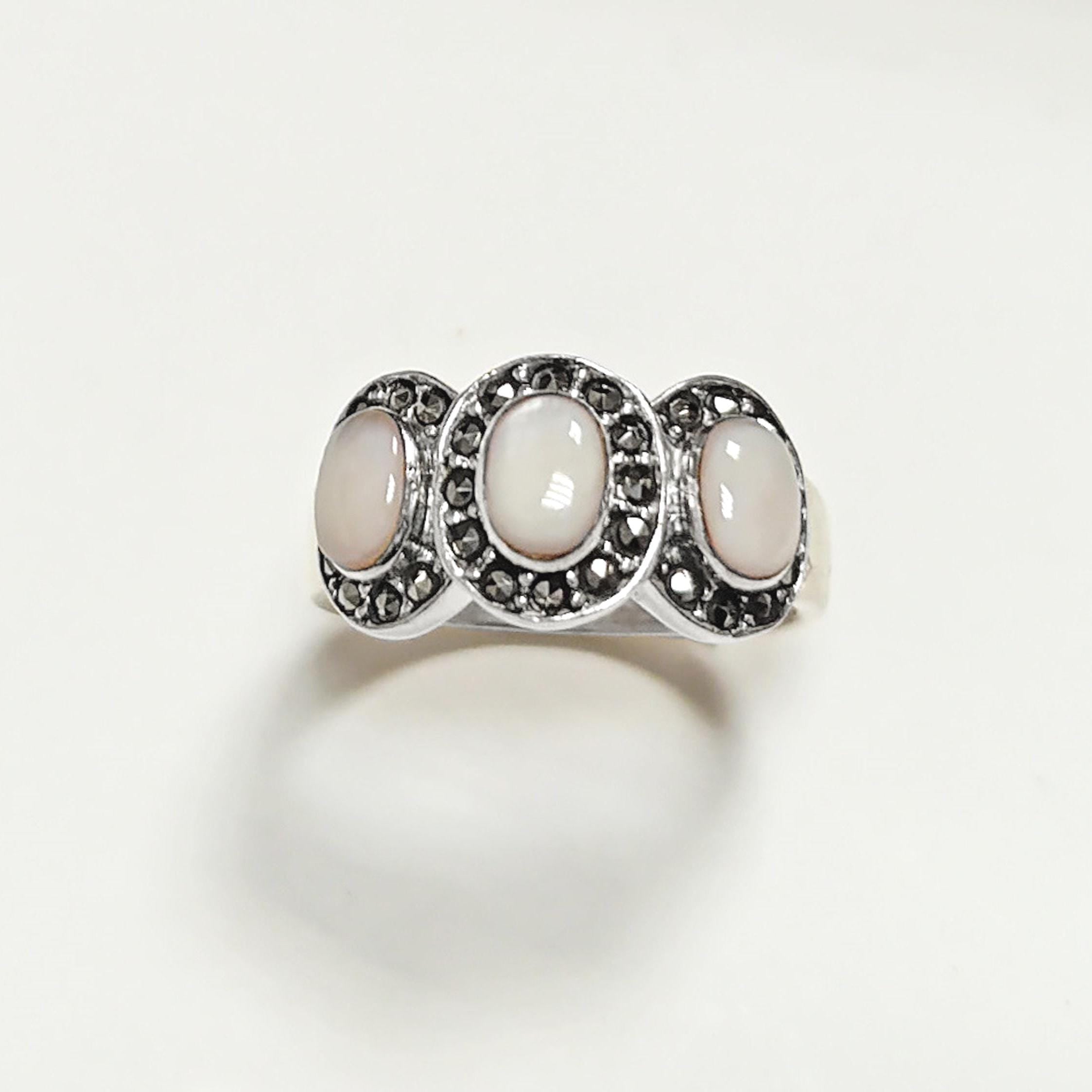 Small Vintage 925 Sterling Silver Ring, Mother of Pearl and Marcasite Stones, 3 Ovals.