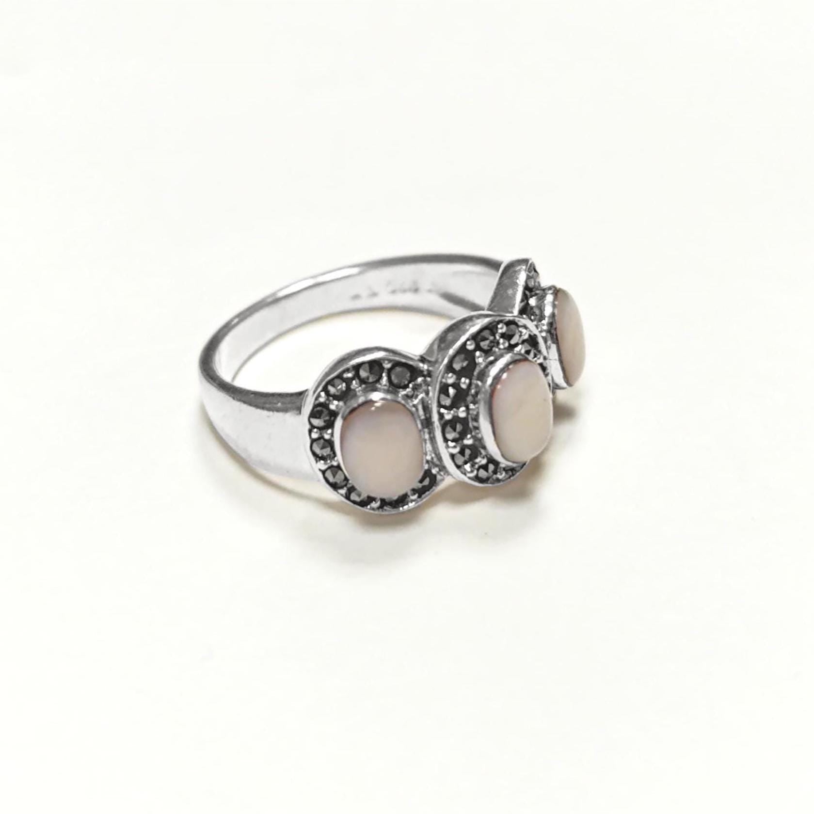 Small Vintage 925 Sterling Silver Ring, Mother of Pearl and Marcasite Stones, 3 Ovals.