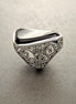 Une bague en argent 925 avec une pierre rectangulaire noir sertie dans un motif de filigrane vintage.