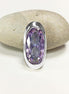Peut inclure: Un pendentif argenté avec une grosse pierre précieuse ovale de couleur violet clair. La pierre est sertie dans une lunette argentée polie et repose sur une pierre grise claire. Le pendentif est présenté sur fond blanc.