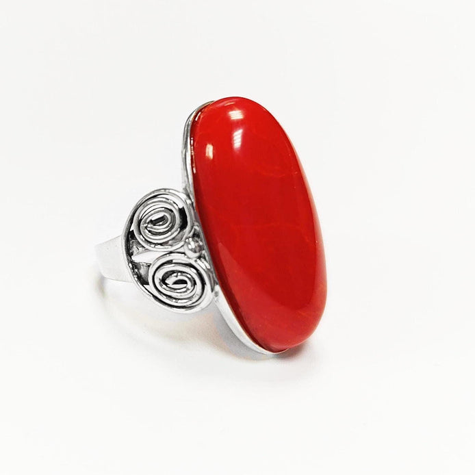 une Grande Bague Rouge est en argent massif 925.
Bague en argent ornée d'une grosse pierre rouge vif de forme ovale. 
La pierre centrale est poli avec un rouge vif.
La bague est facile à porter, et se marie très bien avec les vêtements au quotidien. Vu sur le côté.
Le meilleur du local : fait main, durable. Boutique fiable, milliers d'avis.
KRAMIKE est une marque de Bijoux de très bonne qualité avec un service clients au TOP.