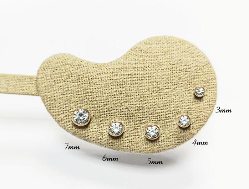 Product type: stud earrings
Material: gold
Stone: diamond 3mm / 4mm / 5mm / 6mm / 7mm
Color: gold and clear white
Style: minimalist, classic, elegant, fine jewelry
Design details: round bezel-set diamonds, polished gold setting, stud earring silhouette, available in multiple sizes, timeless everyday design
Best for: everyday wear, second piercings, stacking, bridal jewelry, anniversary gifts, birthday gifts, fine jewelry lovers