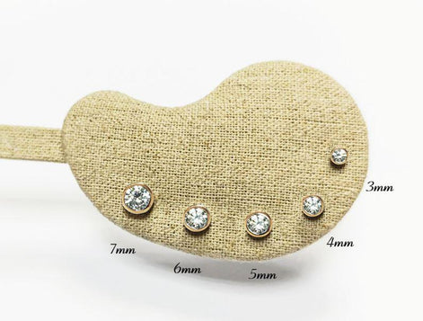 Product type: stud earrings
Material: gold
Stone: diamond 3mm / 4mm / 5mm / 6mm / 7mm
Color: gold and clear white
Style: minimalist, classic, elegant, fine jewelry
Design details: round bezel-set diamonds, polished gold setting, stud earring silhouette, available in multiple sizes, timeless everyday design
Best for: everyday wear, second piercings, stacking, bridal jewelry, anniversary gifts, birthday gifts, fine jewelry lovers
