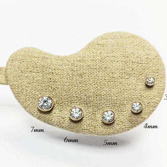 Product type: stud earrings
Material: gold
Stone: diamond 3mm / 4mm / 5mm / 6mm / 7mm
Color: gold and clear white
Style: minimalist, classic, elegant, fine jewelry
Design details: round bezel-set diamonds, polished gold setting, stud earring silhouette, available in multiple sizes, timeless everyday design
Best for: everyday wear, second piercings, stacking, bridal jewelry, anniversary gifts, birthday gifts, fine jewelry lovers