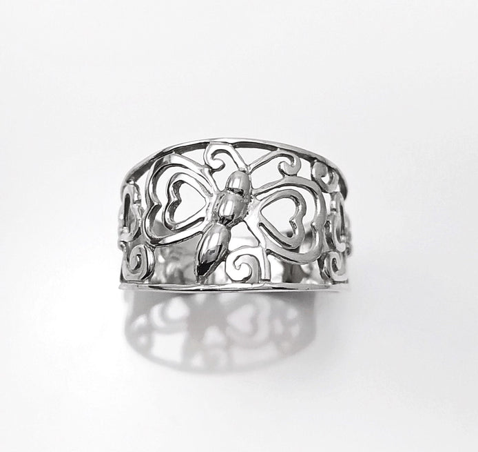 Peut inclure: Une bague en argent avec un délicat motif de papillon. Le papillon est réalisé en ajouré, créant un look délicat et aérien.