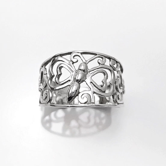 Peut inclure: Une bague en argent avec un délicat motif de papillon. Le papillon est réalisé en ajouré, créant un look délicat et aérien.
