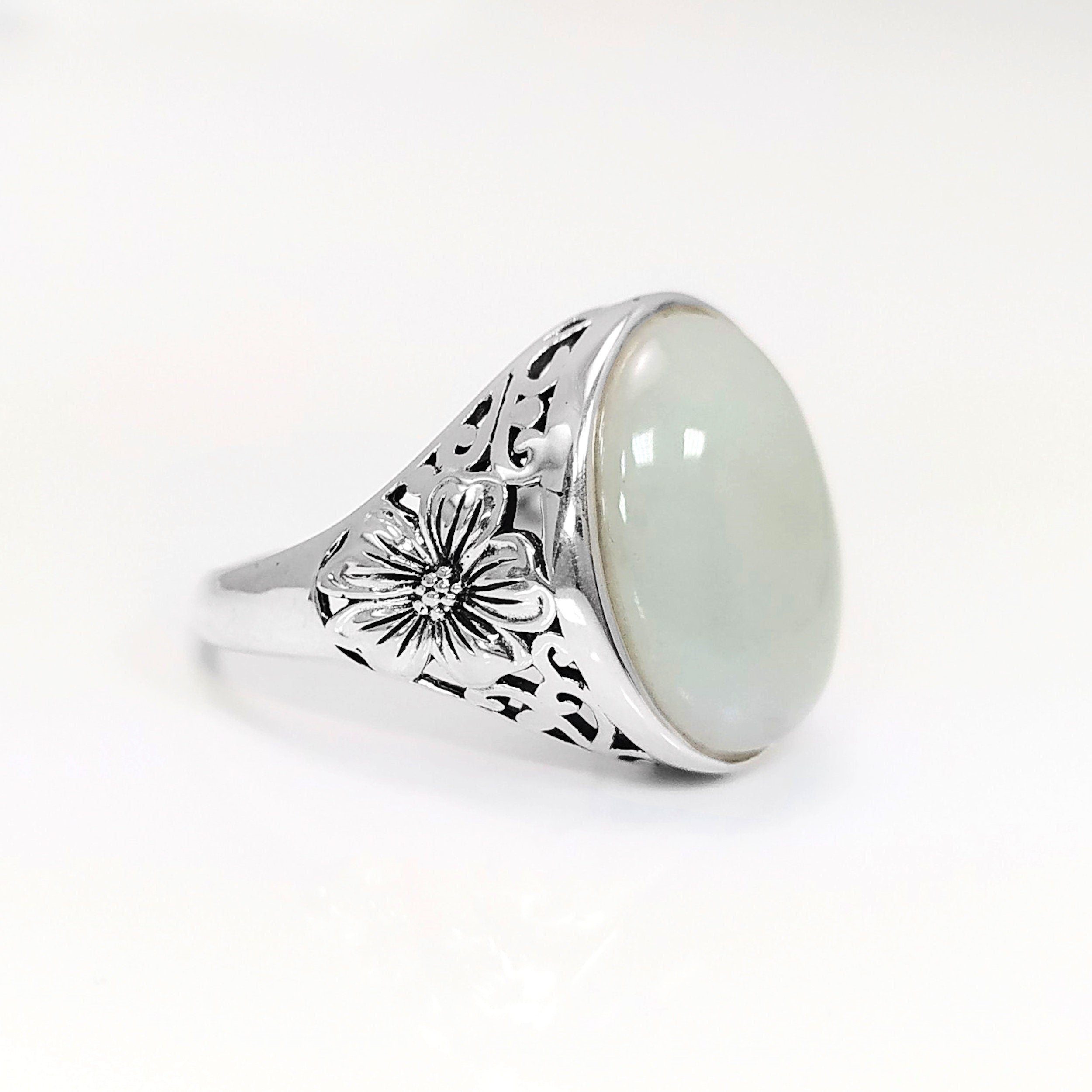Bague Argent 925 sertie d'une pierre Jade de couleur Vert Clair, motif de fleurs sur le côté. Bijou Boho