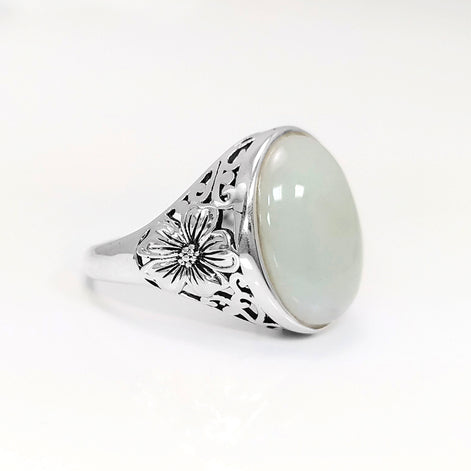 Bague Argent 925 sertie d'une pierre Jade de couleur Vert Clair, motif de fleurs sur le côté. Bijou Boho