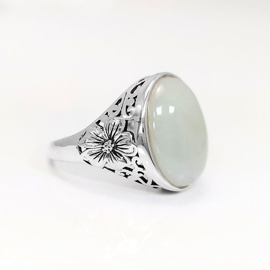 Bague Argent 925 sertie d'une pierre Jade de couleur Vert Clair, motif de fleurs sur le côté. Bijou Boho