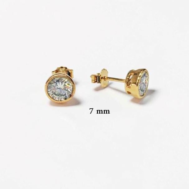 Product type: stud earrings
Material: gold
Stone: diamond 7mm
Color: gold and clear white
Style: minimalist, classic, elegant, fine jewelry
Design details: round bezel-set diamonds, polished gold setting, stud earring silhouette, available in multiple sizes, timeless everyday design
Best for: everyday wear, second piercings, stacking, bridal jewelry, anniversary gifts, birthday gifts, fine jewelry lovers