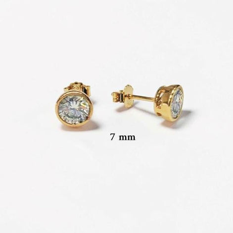 Product type: stud earrings
Material: gold
Stone: diamond 7mm
Color: gold and clear white
Style: minimalist, classic, elegant, fine jewelry
Design details: round bezel-set diamonds, polished gold setting, stud earring silhouette, available in multiple sizes, timeless everyday design
Best for: everyday wear, second piercings, stacking, bridal jewelry, anniversary gifts, birthday gifts, fine jewelry lovers