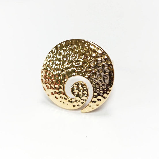 Peut inclure: Une bague dorée avec une texture martelée et un motif tourbillonnant blanc. La bague est de forme circulaire avec un détail en spirale. Le bijou est un accessoire de déclaration, sur fond blanc.