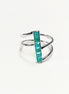 Peut inclure: Une bague en argent avec une pierre turquoise sertie dans un design de barre verticale. La bague a un design à triple bande.