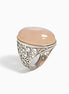 Peut inclure: Bague en argent ornée d'une pierre précieuse ovale rose pâle. La bague présente un motif filigrané élaboré sur le corps. La pierre est sertie dans un simple sertissage.