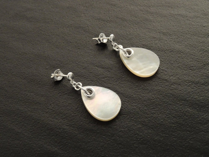 Une paire de boucles d'oreilles en argent avec des pendentifs en nacre blanche en forme de larme. Boucles d'oreilles de qualité, fabriquées à la main, par des petits créateurs de bijoux locaux reconnus (des milliers de ventes), avec des matériaux de qualité et durable. Un achat en toute confiance dans une boutique avec des milliers d'avis positifs.