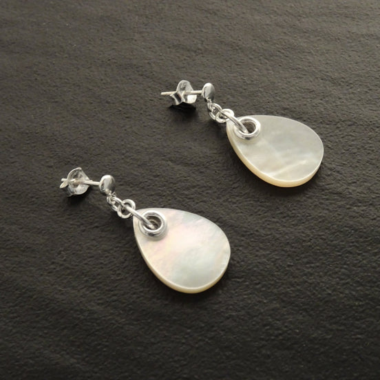 Une paire de boucles d'oreilles en argent avec des pendentifs en nacre blanche en forme de larme. Boucles d'oreilles de qualité, fabriquées à la main, par des petits créateurs de bijoux locaux reconnus (des milliers de ventes), avec des matériaux de qualité et durable. Un achat en toute confiance dans une boutique avec des milliers d'avis positifs.
