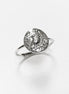 Peut inclure: Une bague en argent avec un motif ovale représentant un hibou perché sur une branche. Le hibou a des détails précis et est entouré d'un croissant de lune.