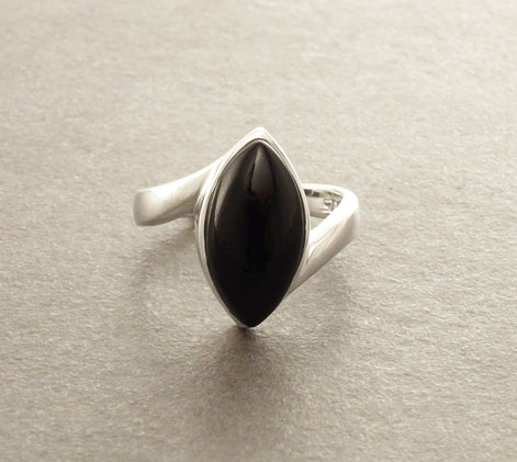Oval Onyx Ring in Sterling Silver 925 Minimalist Vintage jewelry Protective Stone