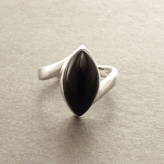 Oval Onyx Ring in Sterling Silver 925 Minimalist Vintage jewelry Protective Stone