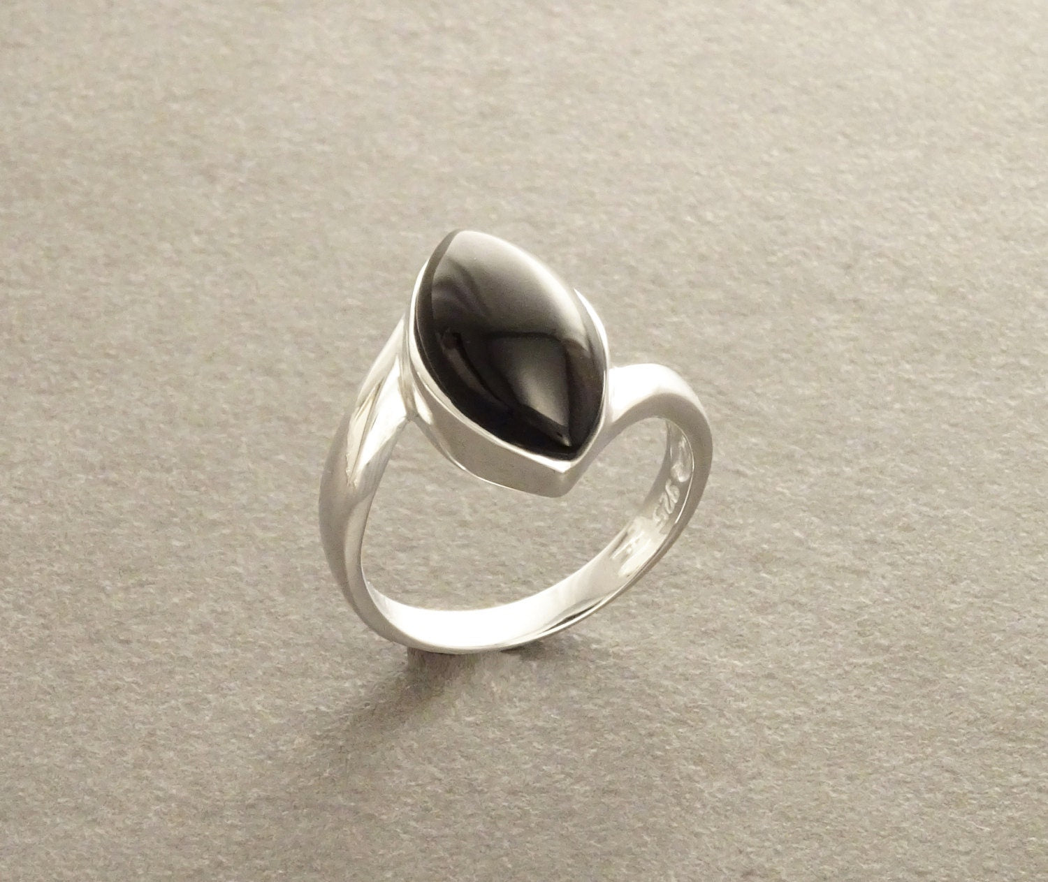 Oval Onyx Ring in Sterling Silver 925 Minimalist Vintage jewelry Protective Stone