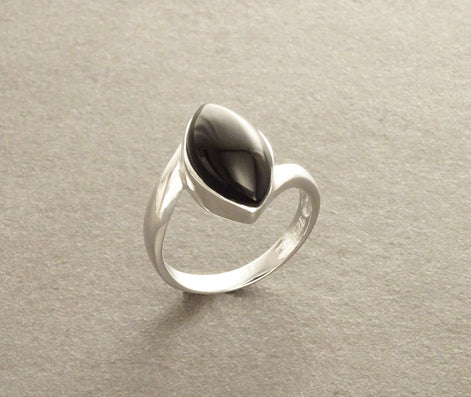 Oval Onyx Ring in Sterling Silver 925 Minimalist Vintage jewelry Protective Stone