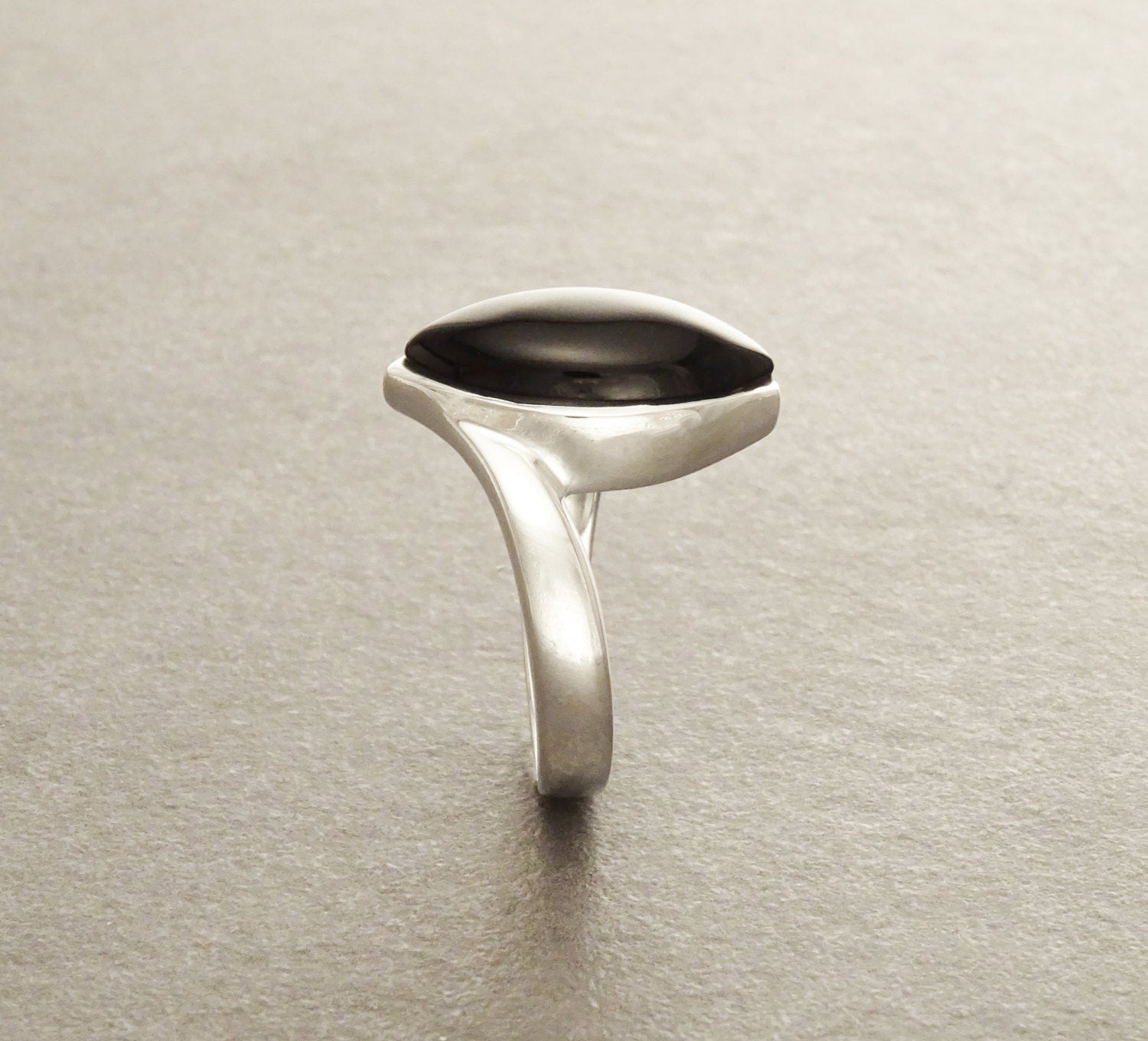 Oval Onyx Ring in Sterling Silver 925 Minimalist Vintage jewelry Protective Stone in side view
