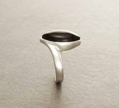 Oval Onyx Ring in Sterling Silver 925 Minimalist Vintage jewelry Protective Stone in side view