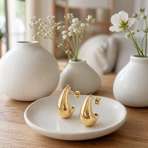 Demi Créoles Ouvertes dorées • Boucles d'oreilles clous anneaux demi-arrondis • Bijou contemporain pour femme