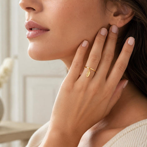 Bague talisman plume • Plaqué Or 18K • Petit anneau plume oiseau pendante • Bijou inspiré nature