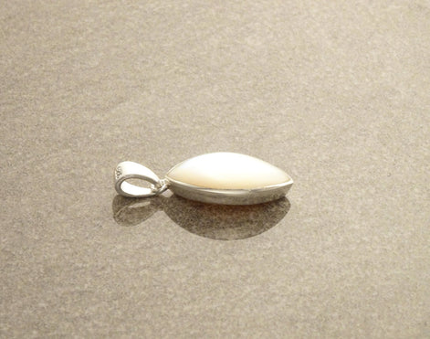 Un pendentif en argent avec une pierre ovale en nacre blanche. Un charm moderne fabriqué main par des créateurs reconnus, avec des éléments de qualité. Une boutique fiable pour un achat sécurisé.