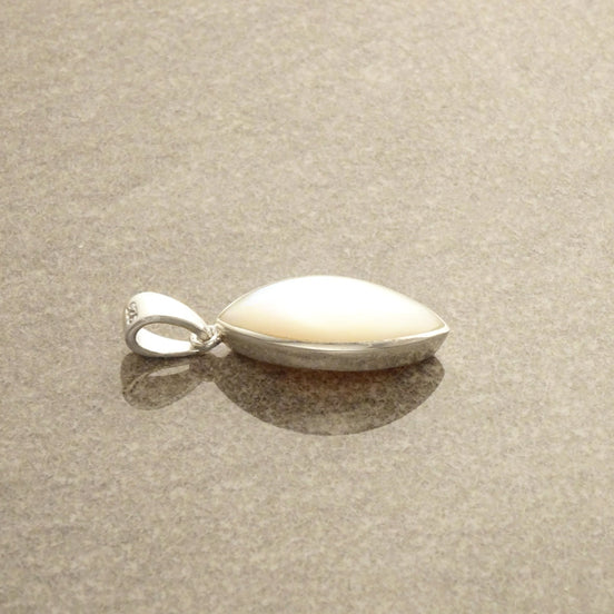 Un pendentif en argent avec une pierre ovale en nacre blanche. Un charm moderne fabriqué main par des créateurs reconnus, avec des éléments de qualité. Une boutique fiable pour un achat sécurisé.