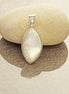 Un pendentif en argent de forme amande ovale serti avec de la nacre blanche. Un bijou moderne fait main par des créateurs locaux avec des matières durables dans une Boutique fiable pour un achat sécurisé.