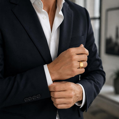 Bague chevalière carrée • Plaqué Or 18K • Face supérieure angles étoilés • Bijou minimaliste pour homme