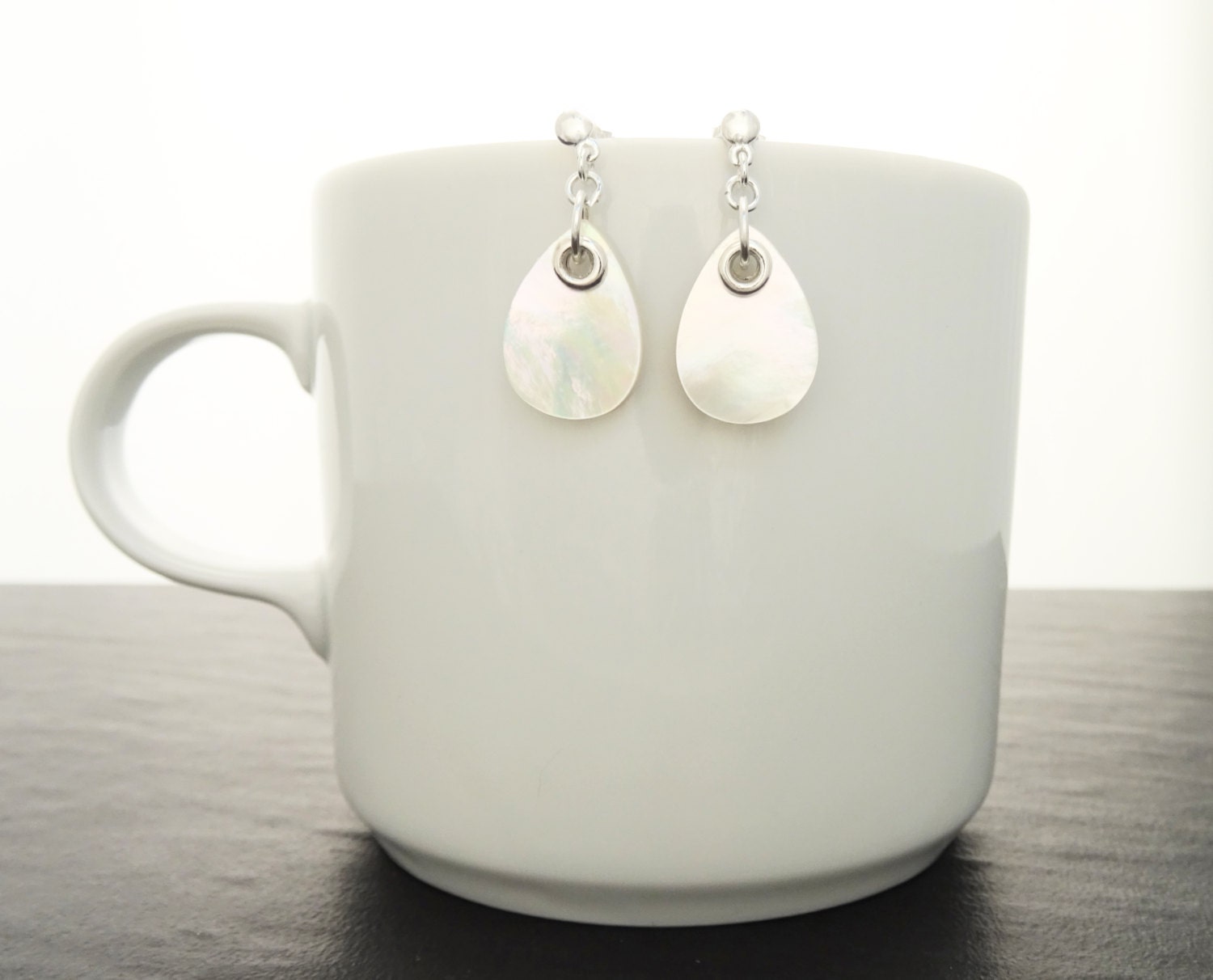 Une paire de boucles d'oreilles argent avec nacre blanche en forme de goutte. C'est un bijou de qualité, fabriqué à la main, par des petits créateurs de bijoux locaux reconnus (des milliers de ventes), avec des matériaux de qualité et durable. Un achat en toute confiance dans une boutique avec des milliers d'avis positifs.