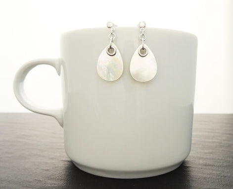 Une paire de boucles d'oreilles argent avec nacre blanche en forme de goutte. C'est un bijou de qualité, fabriqué à la main, par des petits créateurs de bijoux locaux reconnus (des milliers de ventes), avec des matériaux de qualité et durable. Un achat en toute confiance dans une boutique avec des milliers d'avis positifs.