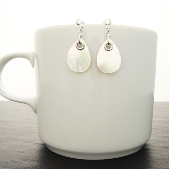 Une paire de boucles d'oreilles argent avec nacre blanche en forme de goutte. C'est un bijou de qualité, fabriqué à la main, par des petits créateurs de bijoux locaux reconnus (des milliers de ventes), avec des matériaux de qualité et durable. Un achat en toute confiance dans une boutique avec des milliers d'avis positifs.