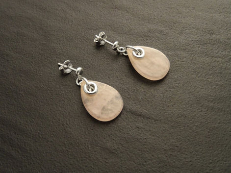 Une paire de boucles d'oreilles en argent 925 avec des pierres de quartz rose en forme de goutte.