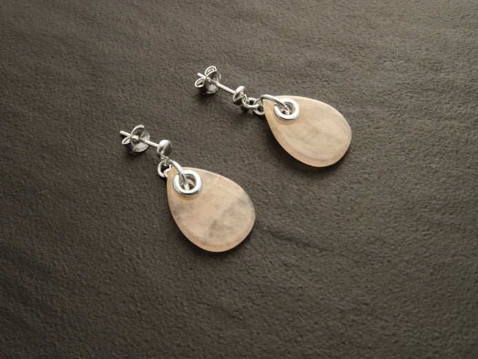 Une paire de boucles d'oreilles en argent 925 avec des pierres de quartz rose en forme de goutte.